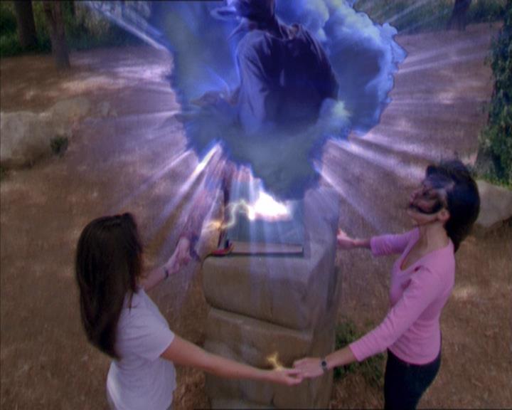 Charmed-Online_dot_net-2x01WitchTrial2186.jpg