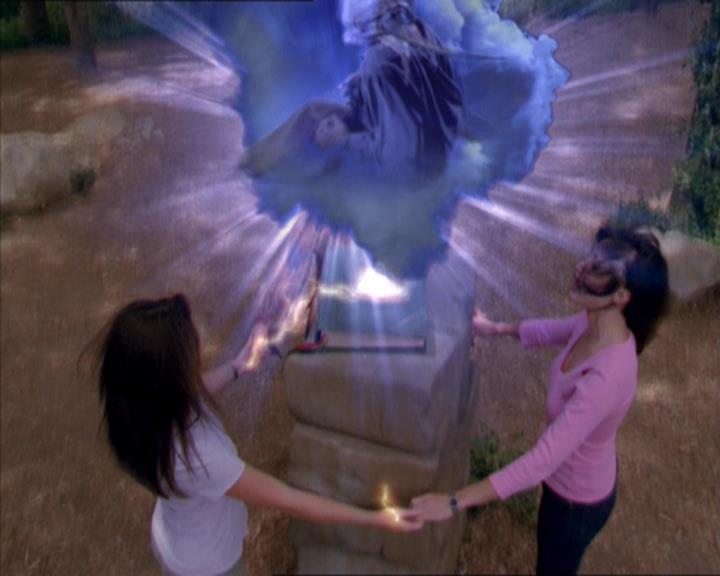 Charmed-Online_dot_net-2x01WitchTrial2187.jpg