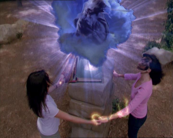 Charmed-Online_dot_net-2x01WitchTrial2189.jpg