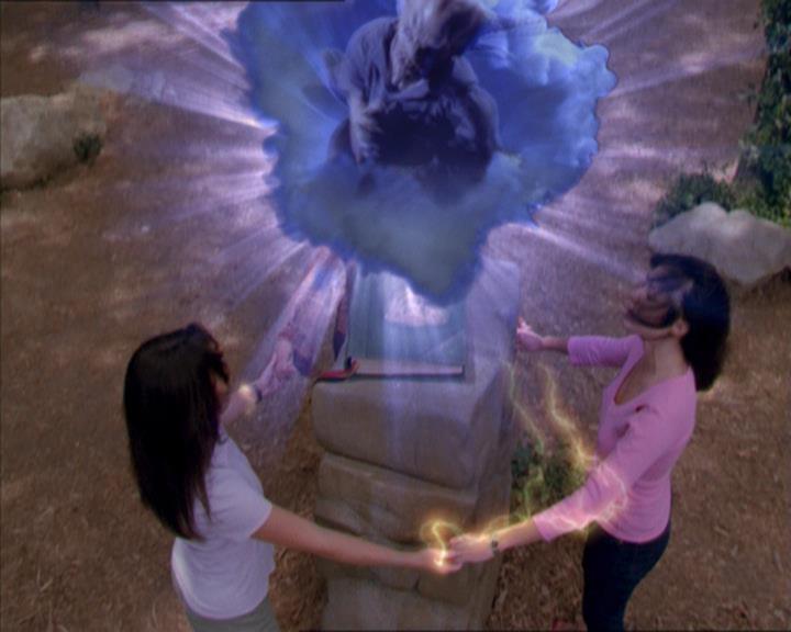 Charmed-Online_dot_net-2x01WitchTrial2190.jpg