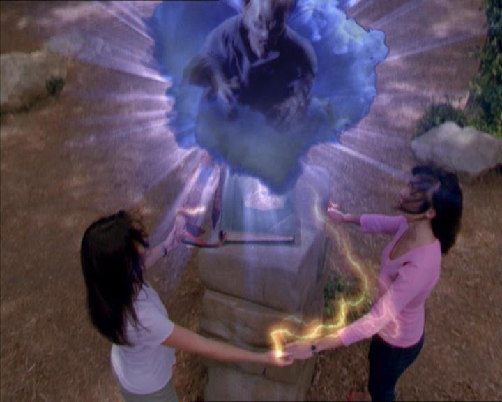 Charmed-Online_dot_net-2x01WitchTrial2191.jpg