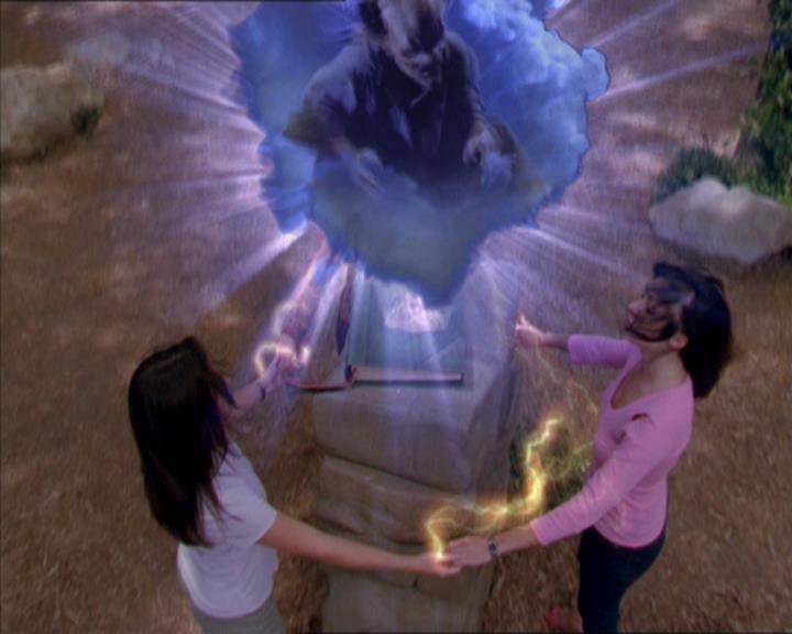 Charmed-Online_dot_net-2x01WitchTrial2192.jpg