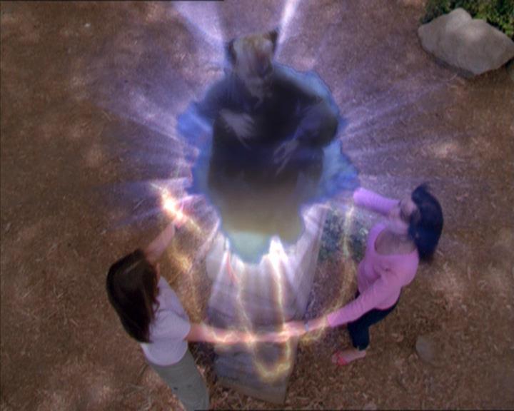 Charmed-Online_dot_net-2x01WitchTrial2194.jpg