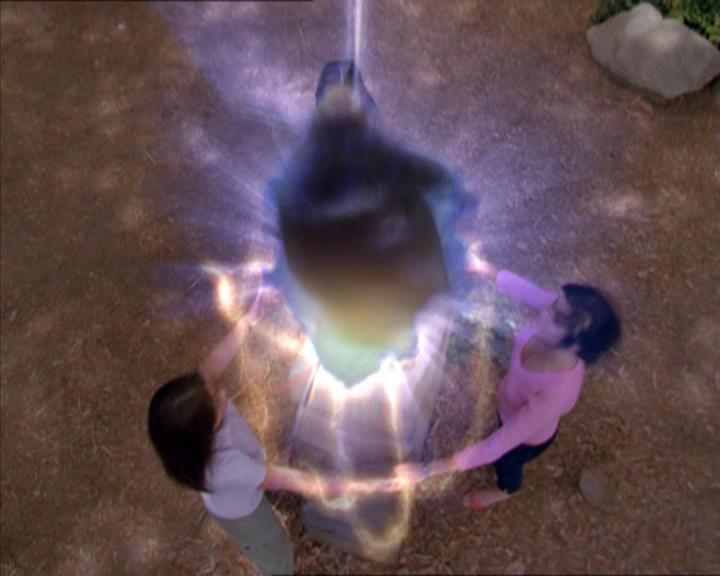 Charmed-Online_dot_net-2x01WitchTrial2196.jpg