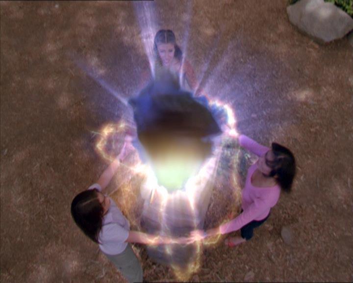 Charmed-Online_dot_net-2x01WitchTrial2198.jpg