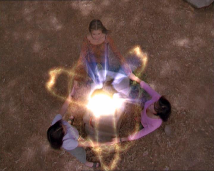 Charmed-Online_dot_net-2x01WitchTrial2199.jpg