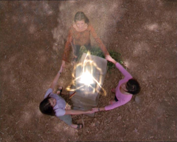 Charmed-Online_dot_net-2x01WitchTrial2201.jpg