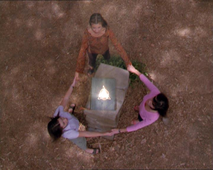 Charmed-Online_dot_net-2x01WitchTrial2202.jpg