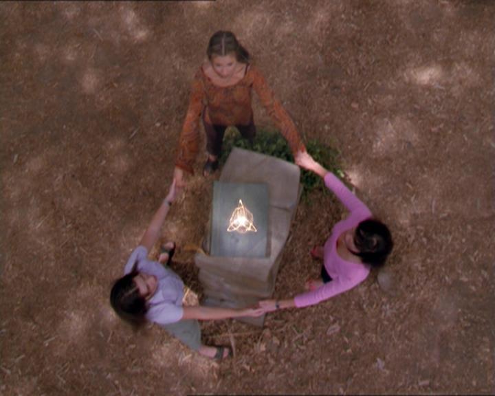 Charmed-Online_dot_net-2x01WitchTrial2204.jpg