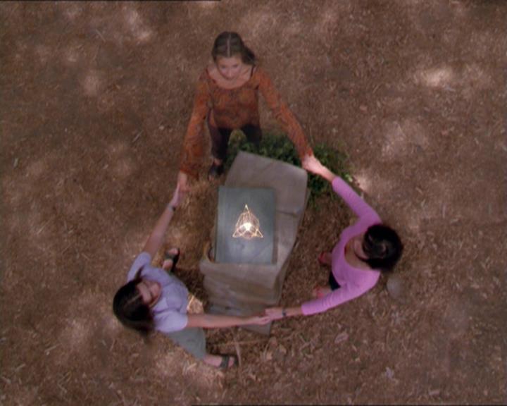 Charmed-Online_dot_net-2x01WitchTrial2205.jpg