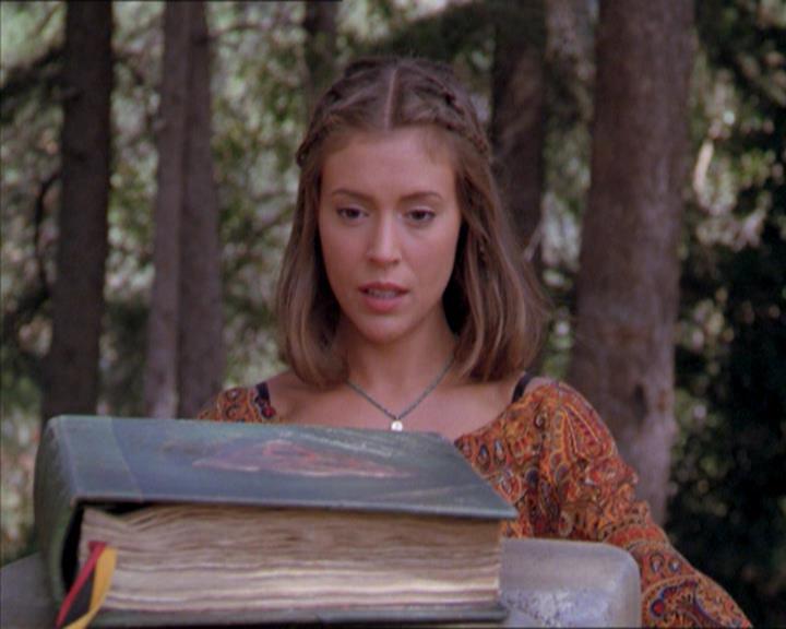 Charmed-Online_dot_net-2x01WitchTrial2207.jpg