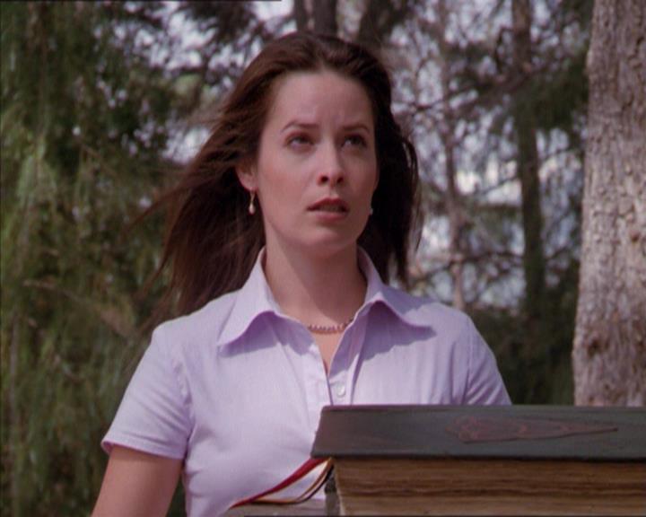 Charmed-Online_dot_net-2x01WitchTrial2211.jpg