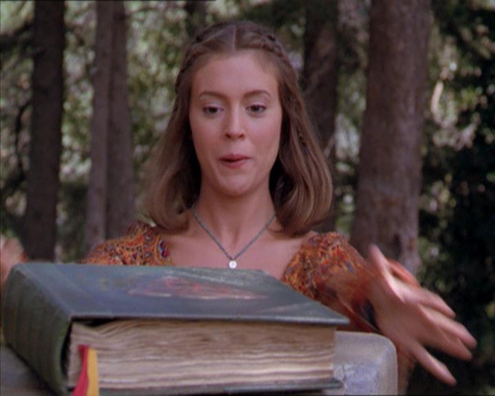 Charmed-Online_dot_net-2x01WitchTrial2227.jpg