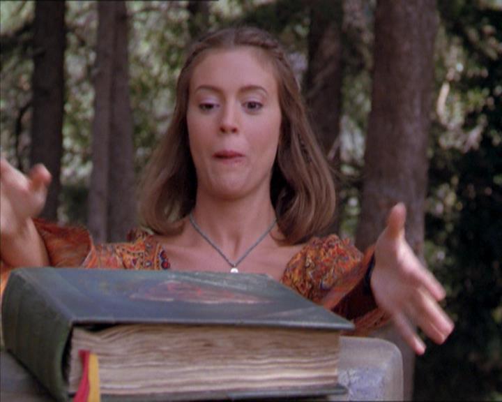 Charmed-Online_dot_net-2x01WitchTrial2228.jpg