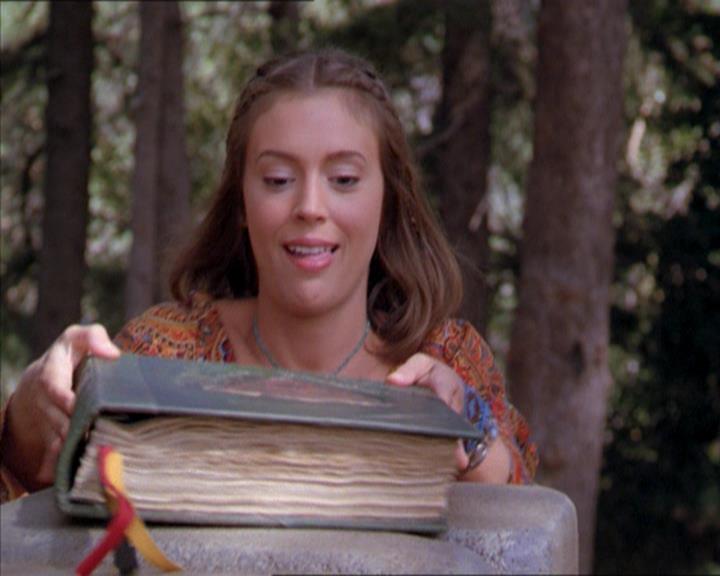 Charmed-Online_dot_net-2x01WitchTrial2236.jpg