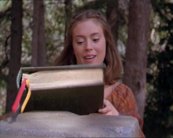 Charmed-Online_dot_net-2x01WitchTrial2240.jpg