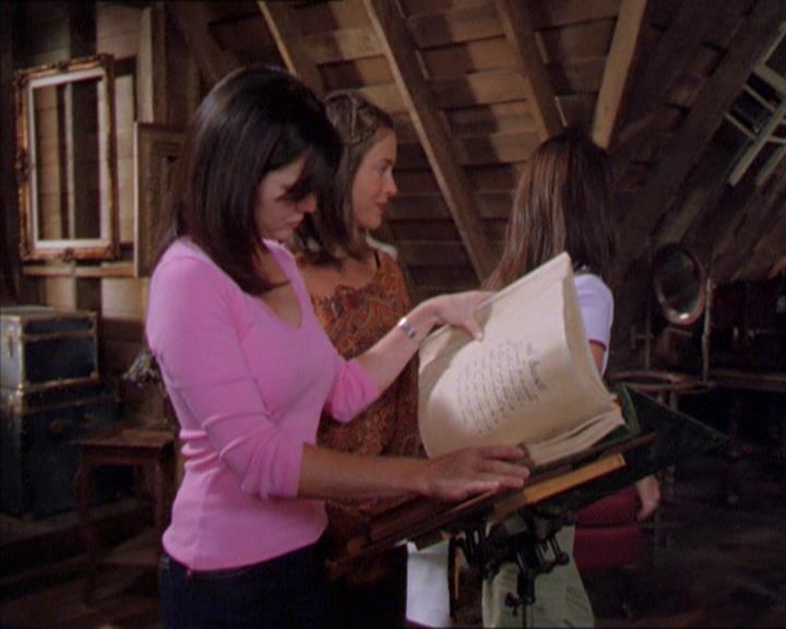 Charmed-Online_dot_net-2x01WitchTrial2289.jpg