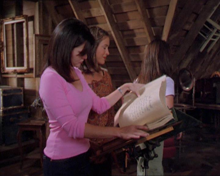 Charmed-Online_dot_net-2x01WitchTrial2290.jpg