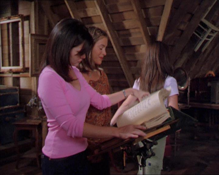 Charmed-Online_dot_net-2x01WitchTrial2291.jpg