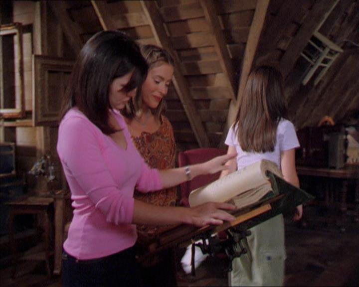 Charmed-Online_dot_net-2x01WitchTrial2293.jpg