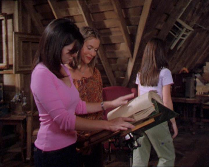 Charmed-Online_dot_net-2x01WitchTrial2294.jpg