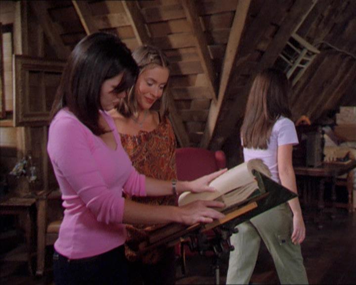 Charmed-Online_dot_net-2x01WitchTrial2295.jpg