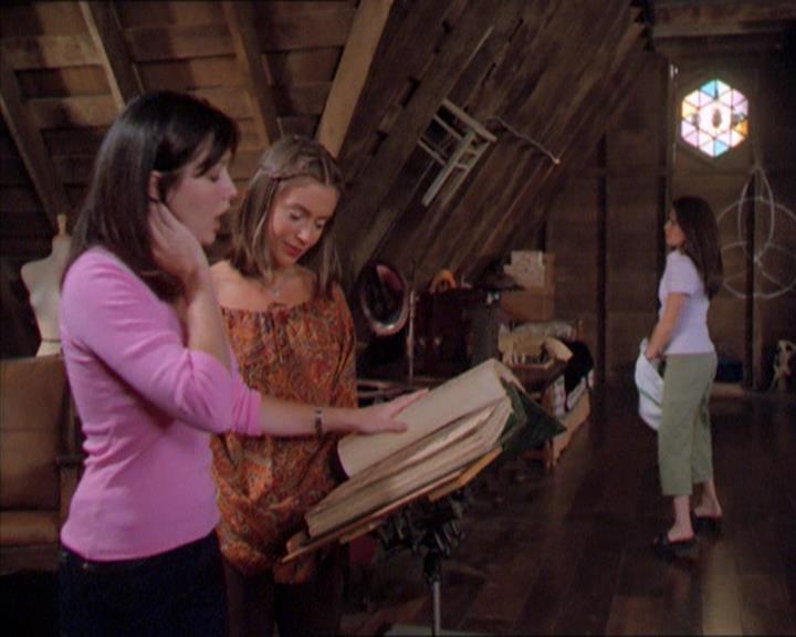 Charmed-Online_dot_net-2x01WitchTrial2299.jpg