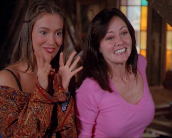 Charmed-Online_dot_net-2x01WitchTrial2323.jpg