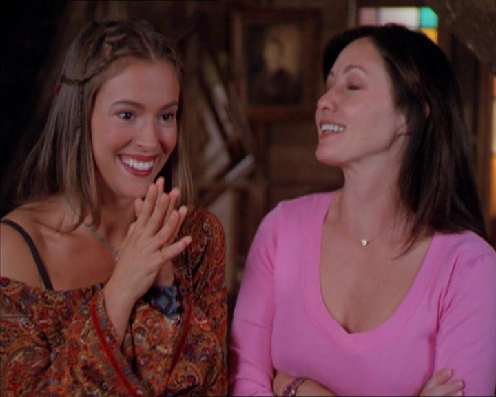 Charmed-Online_dot_net-2x01WitchTrial2331.jpg