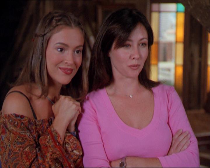 Charmed-Online_dot_net-2x01WitchTrial2336.jpg