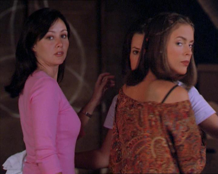 Charmed-Online_dot_net-2x01WitchTrial2346.jpg