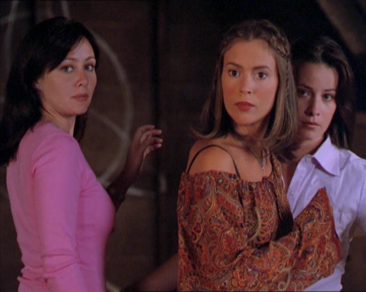 Charmed-Online_dot_net-2x01WitchTrial2347.jpg