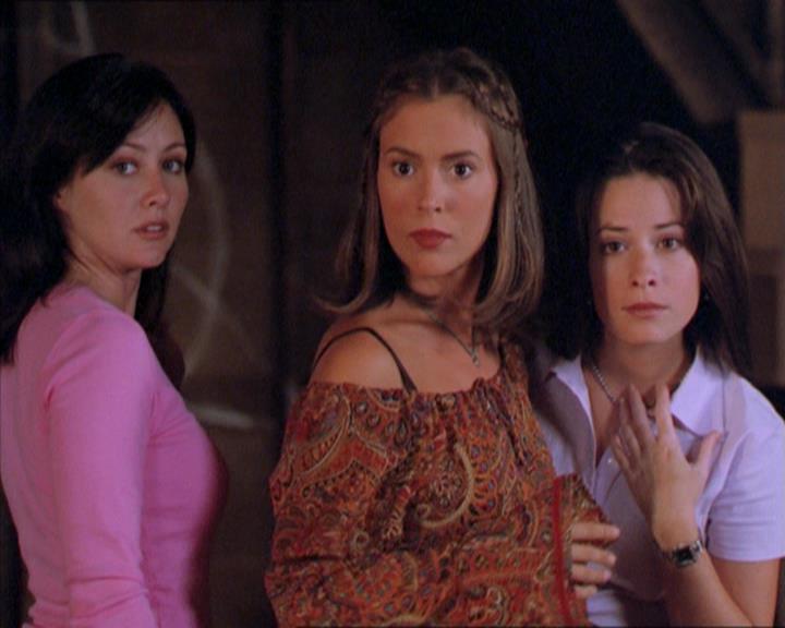 Charmed-Online_dot_net-2x01WitchTrial2352.jpg