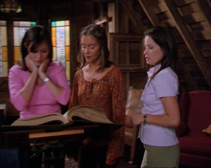 Charmed-Online_dot_net-2x01WitchTrial2406.jpg