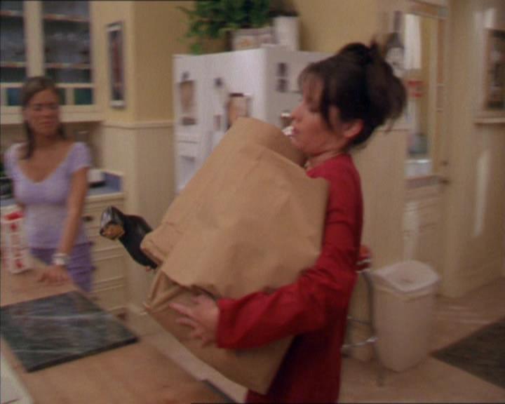 Charmed-Online_dot_net-2x02MoralityBites0006.jpg