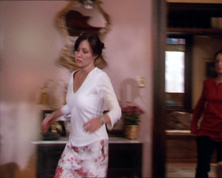 Charmed-Online_dot_net-2x02MoralityBites0128.jpg