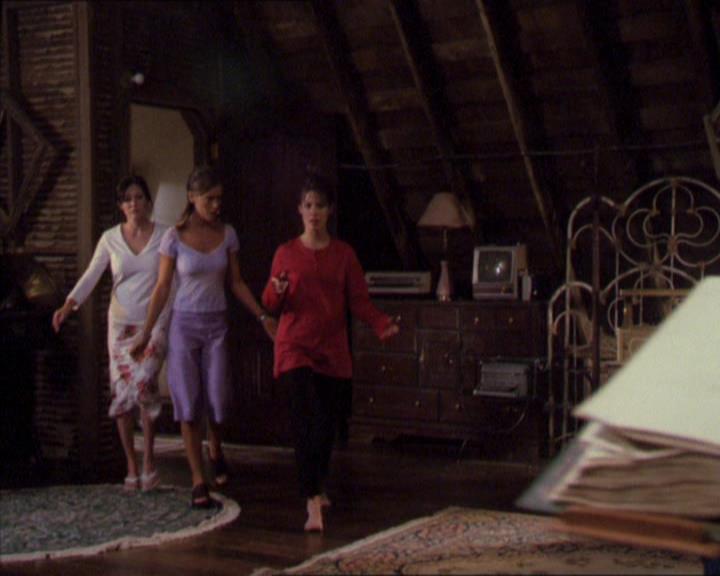 Charmed-Online_dot_net-2x02MoralityBites0322.jpg