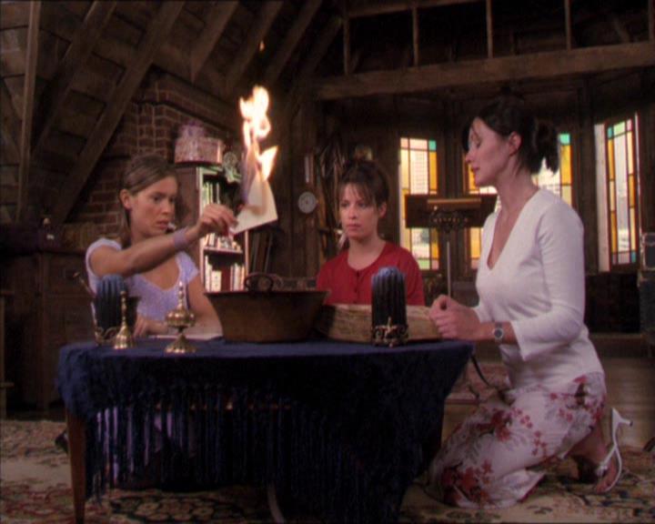 Charmed-Online_dot_net-2x02MoralityBites0410.jpg
