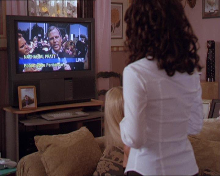 Charmed-Online_dot_net-2x02MoralityBites0687.jpg