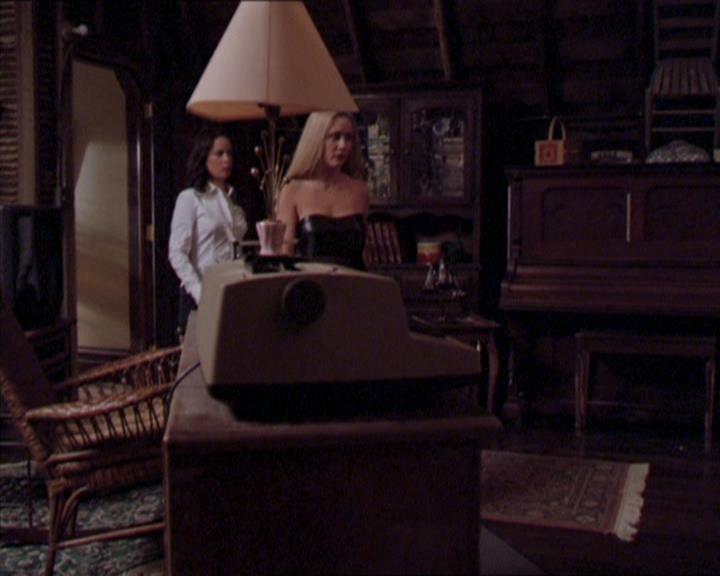 Charmed-Online_dot_net-2x02MoralityBites0714.jpg