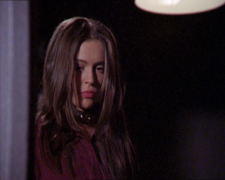 Charmed-Online_dot_net-2x02MoralityBites0809.jpg