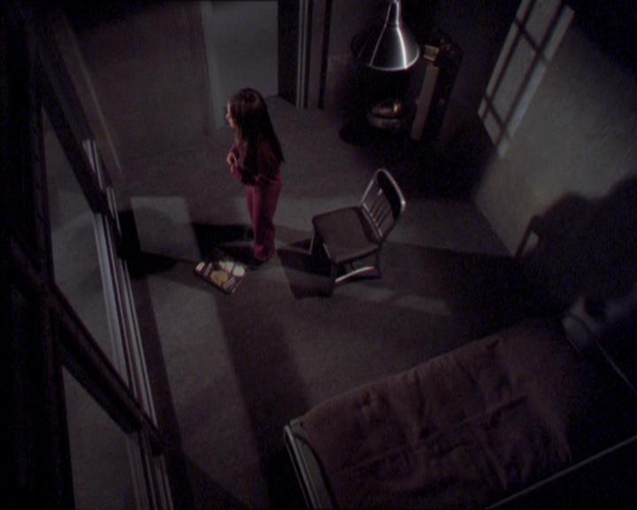 Charmed-Online_dot_net-2x02MoralityBites0826.jpg