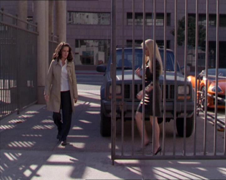 Charmed-Online_dot_net-2x02MoralityBites0829.jpg