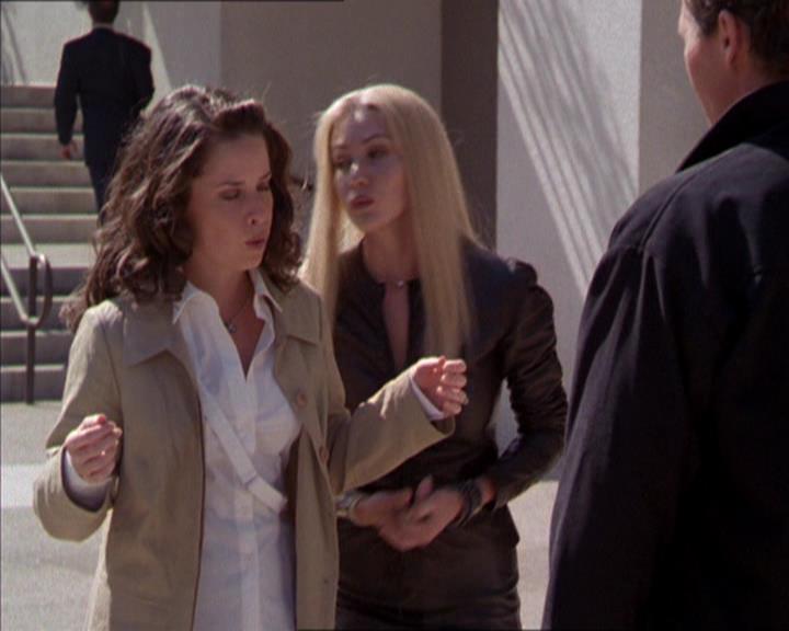Charmed-Online_dot_net-2x02MoralityBites0878.jpg
