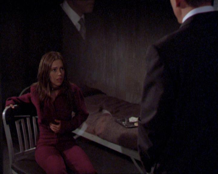 Charmed-Online_dot_net-2x02MoralityBites0976.jpg