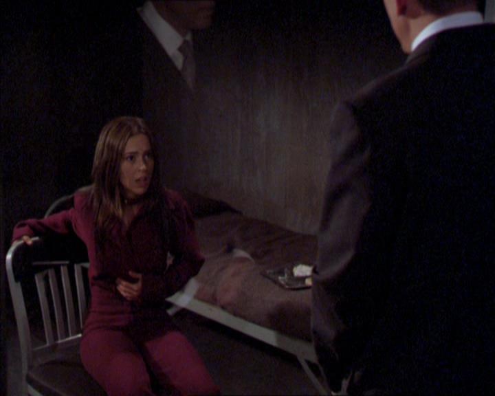 Charmed-Online_dot_net-2x02MoralityBites0977.jpg