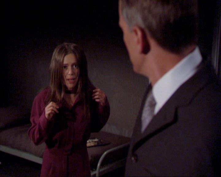Charmed-Online_dot_net-2x02MoralityBites0993.jpg