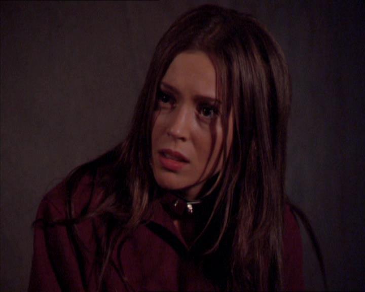 Charmed-Online_dot_net-2x02MoralityBites1426.jpg