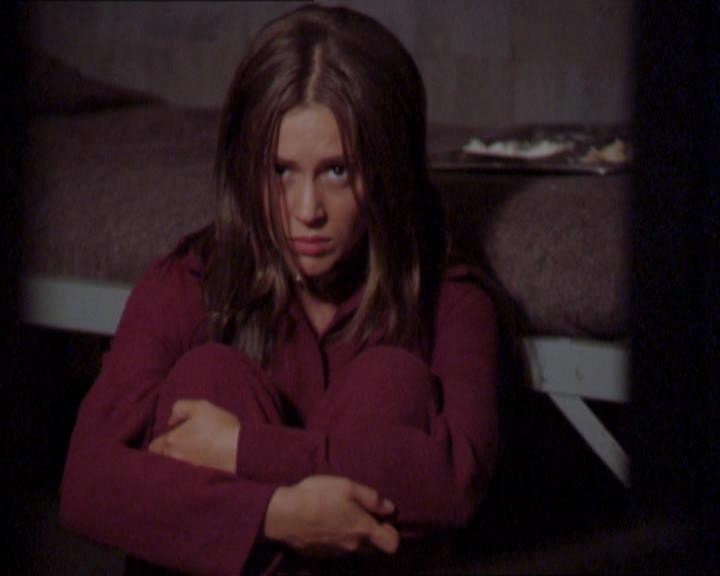 Charmed-Online_dot_net-2x02MoralityBites1625.jpg