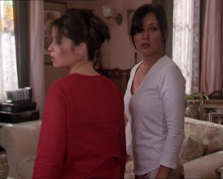 Charmed-Online_dot_net-2x02MoralityBites2156.jpg